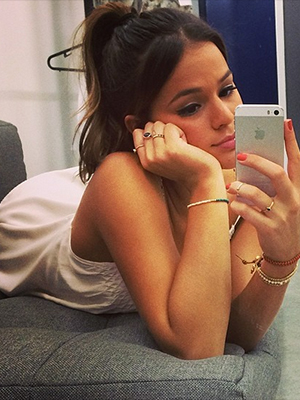 Bruna Marquezine explica deslize durante Carnaval: - <i>Apenas ajeitei minha blusa</i>