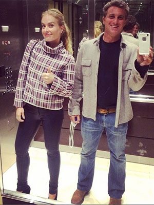 Luciano Huck e Angélica postam <i>selfie</i> no elevador