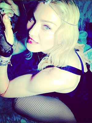 Madonna posa de meia arrastão em banheiro antes de ir trabalhar