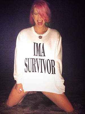 Fora da <i>rehab</i>, Kesha tira símbolo de seu nome