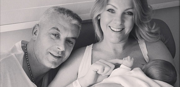 Ana Hickmann posta foto amamentando Alexandre