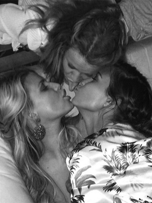 Jessica Simpson posta foto de beijo triplo