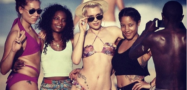 Posando de biquíni, Jessie J fala que sente falta do Brasil