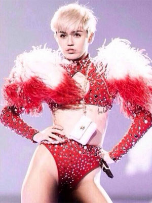 Miley Cyrus se atrasa e se apresenta apenas de <i>lingerie</i>