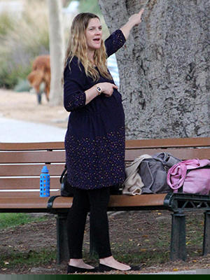 Drew Barrymore exibe barrigão em parquinho com a filha