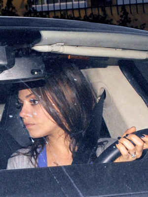 Mila Kunis exibe seu anel de noivado