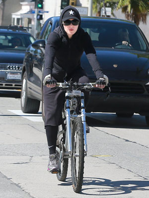 Madonna vai a academia de bicicleta