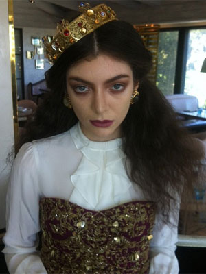 Lorde assina coleção cápsula com a <i>MAC</i>