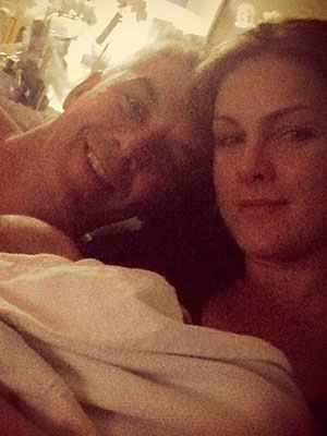 Ana Hickmann posta primeira foto em casa com o filho