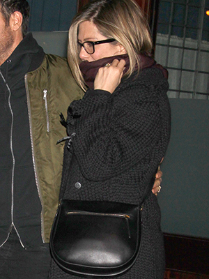 Jennifer Aniston esconde barriga com bolsa e levanta suspeita de gravidez