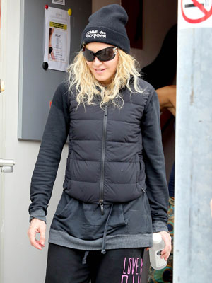 Madonna sai da aula de pilates toda coberta