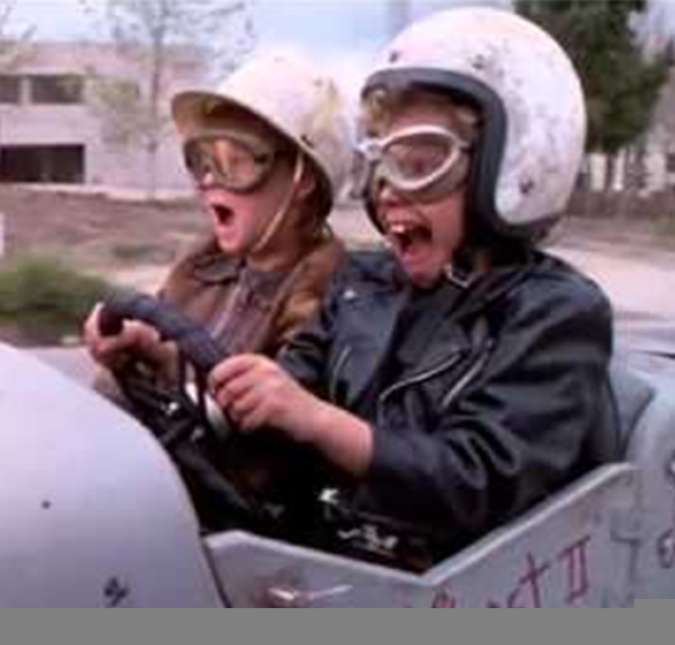 A cena da corrida, no fim do filme, foi baseada no desenho animado Corrida Maluca. Onde a gente pode comprar muita pipoca para dividir com a família inteira enquanto assistimos a comédia, hein? A cena da corrida, no fim do filme, foi baseada no desenho animado Corrida Maluca. Onde a gente pode comprar muita pipoca para dividir com a família inteira enquanto assistimos a comédia, hein?