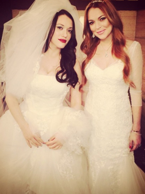 Lindsay Lohan aparece vestida de noiva em bastidores de série