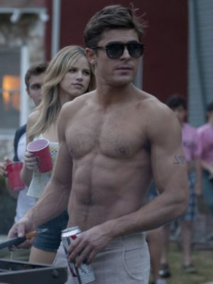 Zac Efron fala que aparecer sem camisa em cena de filme foi <i>um pesadelo</i>. Entenda!