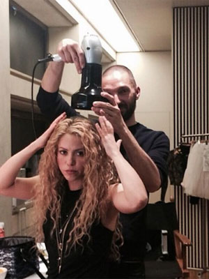 Shakira posta foto falando que seu cabelo está ruim