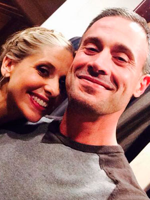 Sarah Michelle Gellar posta <i>selfie</i> com o marido, Freddie Prinze Jr.