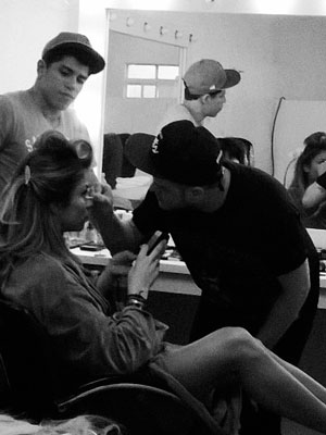 Grazi Massafera aparece mostrando as pernas em foto no <i>Instagram</i>