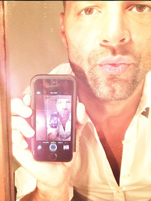 Ricky Martin posta <i>selfie</i> mandando beijo para fãs