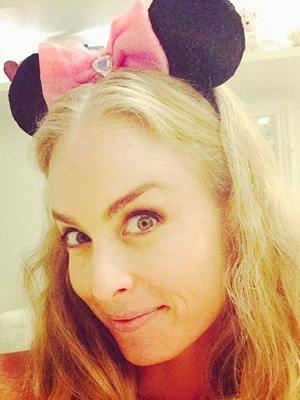 Angélica posa com orelhas da personagem <i>Minnie</i>