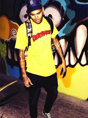 Chris Brown é preso após ser expulso de reabilitação, diz <i>site</i>