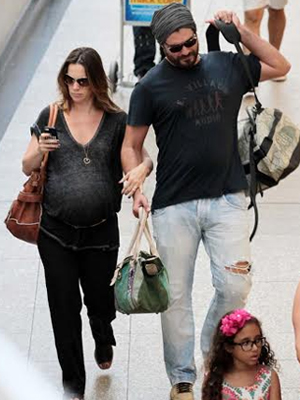 Thiago Lacerda e Vanessa Lóes são clicados em aeroporto