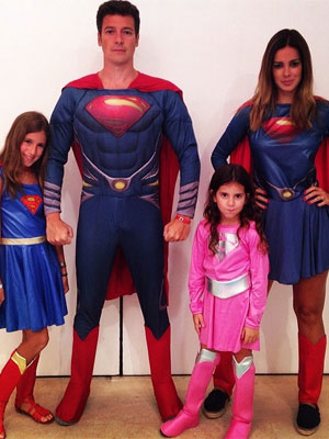 Rodrigo Faro posa de <i>Super-Homem</i> com a família, veja!
