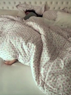 Isis Valverde posta foto deitada na cama