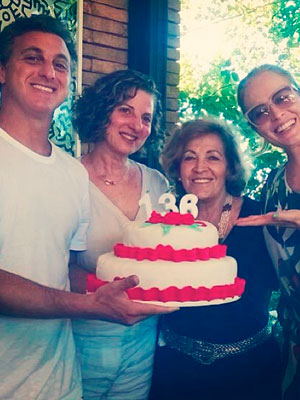 Angélica e Luciano Huck comemoram aniversário das mães