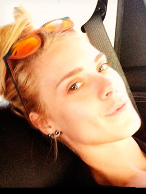 Carolina Dieckmann posta foto sem maquiagem e fazendo biquinho
