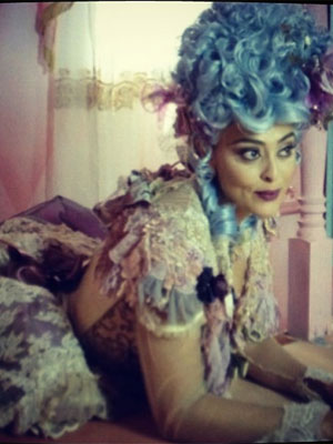Juliana Paes aparece de cabelo azul para nova novela. Confira!