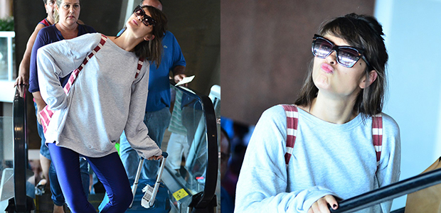 Maria Casadevall faz pose e manda beijinho para fotógrafo no aeroporto, veja aqui!