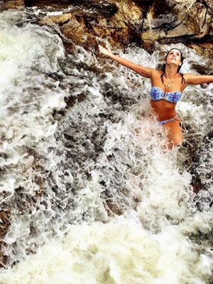 Magrinha, Deborah Secco curte cachoeira. Confira aqui!