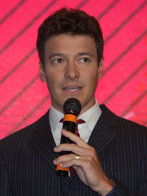 Rodrigo Faro conta sobre novo programa e avisa: -<i> Estarei com Mariah Carey e Shakira</i>