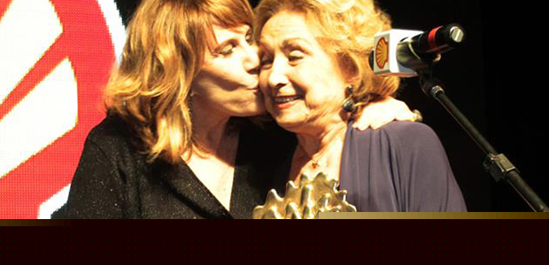 Eva Wilma recebe prêmio e beijo de Renata Sorrah