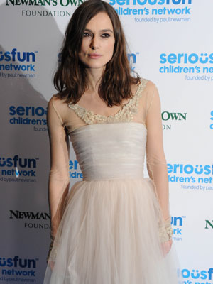 Keira Knightley afirma não se importar com as marcas de vinho em seu vestido de noiva