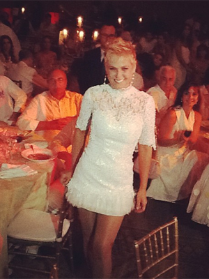 Xuxa agradece fãs por orações por sua mãe