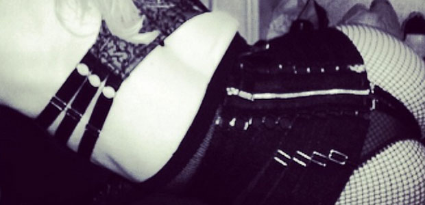 Madonna aparece de <i>lingerie</i> e exibe <i>derrière</i>