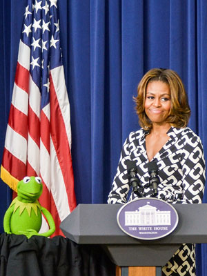 Michelle Obama assiste <i>Os Muppets</i> ao lado de um dos personagens