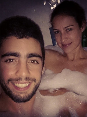 Luana Piovani e marido divulgam foto de banho de banheira