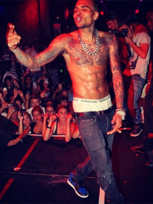 Chris Brown está se sentindo como um animal enjaulado na prisão