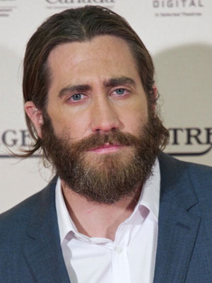 Jake Gyllenhaal aparece barbudo em <i>première</i>