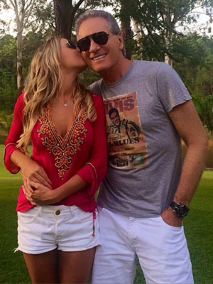 Roberto Justus ganha beijo da namorada e posta foto