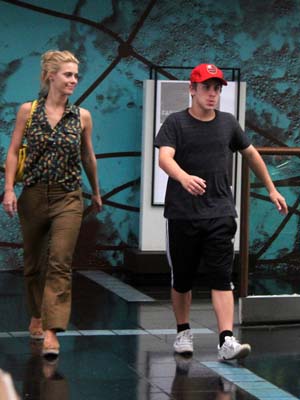 Carolina Dieckmann passeia com o primogênito em <i>shopping</i>