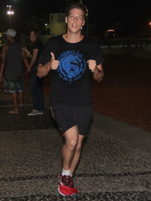 Fábio Porchat deixa preguiça de lado e corre à noite no Rio de Janeiro