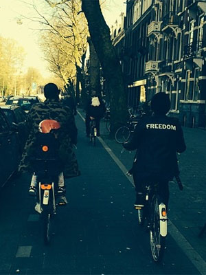 Beyoncé passeia de bicicleta em Amsterdã com Jay-Z e filha