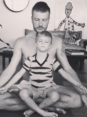 Rodrigo Hilbert posta foto meditando com o filho