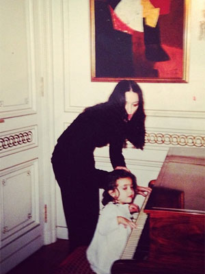 Madonna posta foto antiga ao lado de sua filha Lourdes Maria