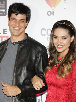 Mateus Solano e Fernanda Machado prestigiam pré-estreia de filme em São Paulo