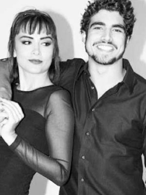 Caio Castro e Maria Casadevall trocam carinhos no meio da rua