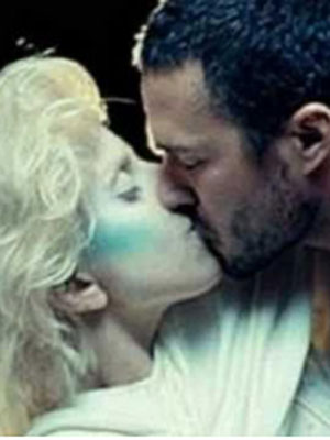 Lady Gaga admite que prefere ser submissa a seu namorado